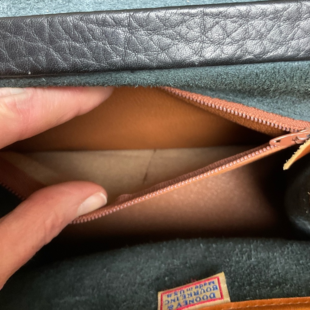 🚨SALE Vintage Dooney & Bourke Black/Tan Small Carpet/Handle Bag. PRICE FINAL - Picture 11 of 15